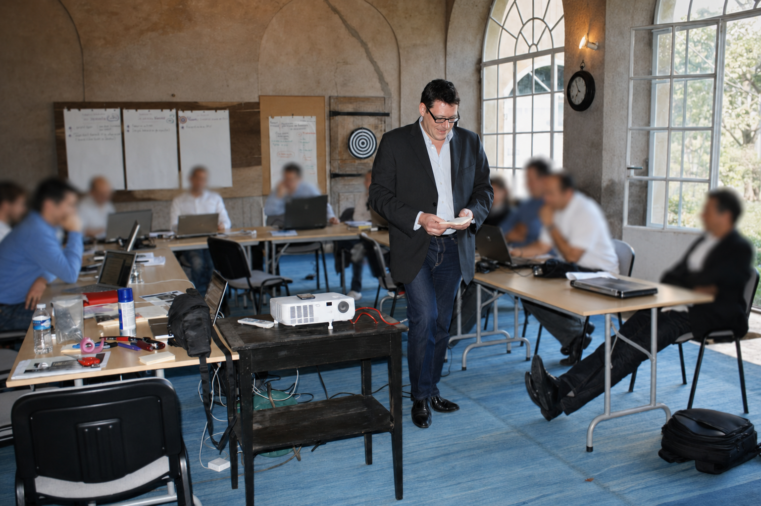 Patrick Berger animant un atelier, entouré de participants.